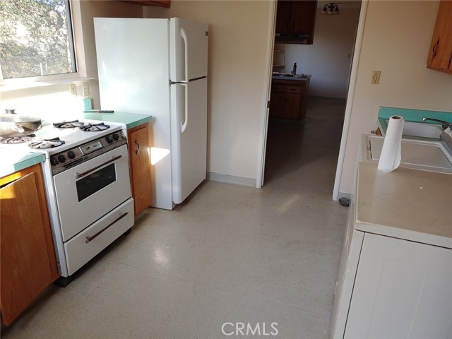 13050 Carter Lane, Clearlake CA: https://media.crmls.org/medias/8859b436-ae09-48b5-8576-ce8c6aaaf6d9.jpg