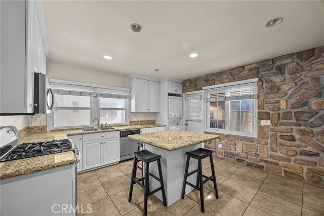 Detail Gallery Image 11 of 39 For 122 E Rosewood Ct, Ontario,  CA 91764 - 2 Beds | 2 Baths