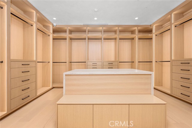 Detail Gallery Image 29 of 54 For 22924 Erwin St, Woodland Hills,  CA 91367 - 11 Beds | 9/2 Baths