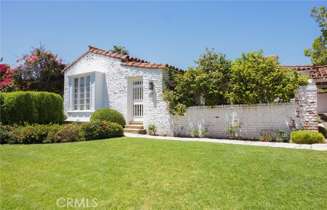 Detail Gallery Image 2 of 45 For 10781 Lindbrook Dr, Los Angeles,  CA 90024 - 4 Beds | 3/1 Baths