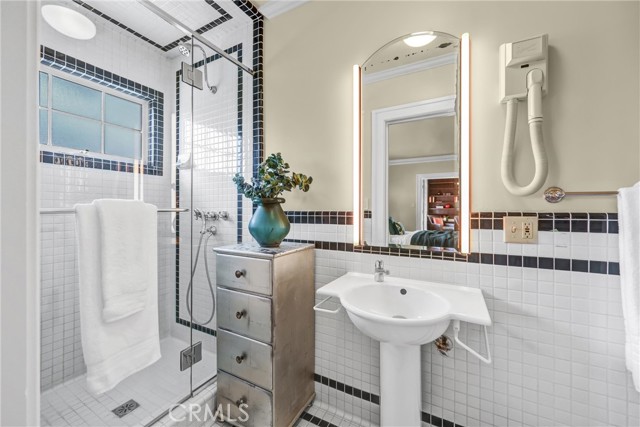 1215 Wentworth, Pasadena CA: https://media.crmls.org/medias/885dfda6-ed93-473a-a043-8308ada2975e.jpg