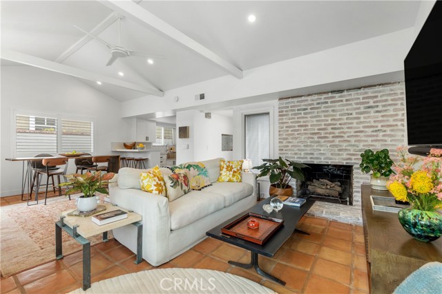 304 Larkspur Avenue, Corona del Mar CA: https://media.crmls.org/medias/885ec689-8869-427e-8511-38cf86558f34.jpg