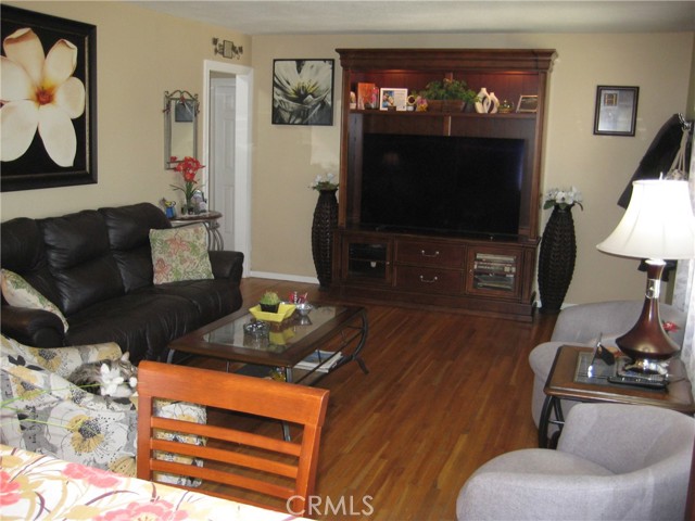 Detail Gallery Image 6 of 27 For 11408 214th, Lakewood,  CA 90715 - 3 Beds | 1/1 Baths