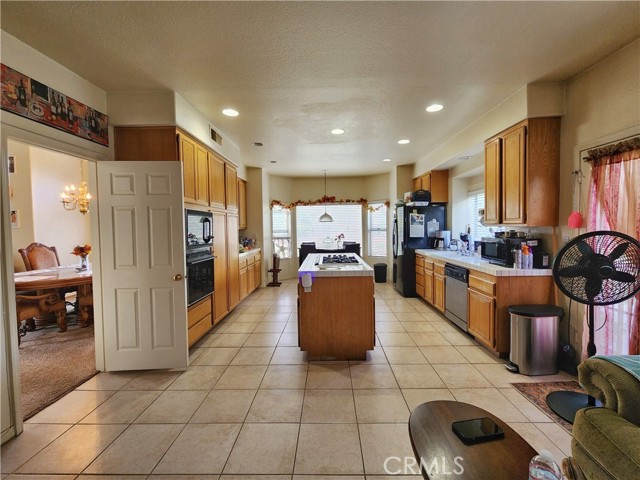 Detail Gallery Image 7 of 12 For 2151 Sunset Ct, Colton,  CA 92324 - 4 Beds | 3 Baths