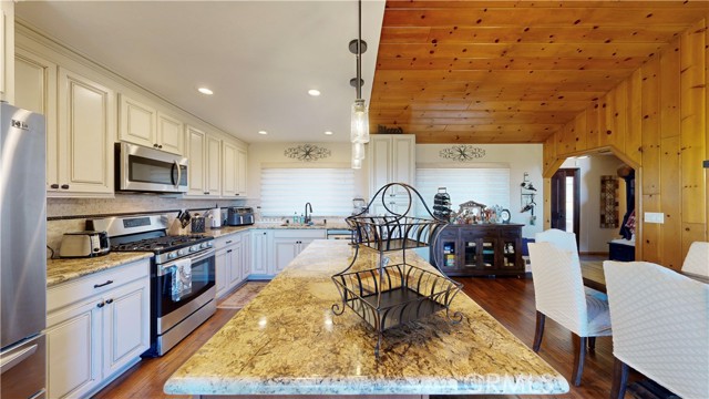 Detail Gallery Image 19 of 75 For 1430 Sequoia Dr, Lake Arrowhead,  CA 92352 - 4 Beds | 3/1 Baths