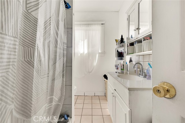 2621 Vineyard Avenue, Los Angeles CA: https://media.crmls.org/medias/88663bd0-8964-4342-80ff-df14a911e3f5.jpg