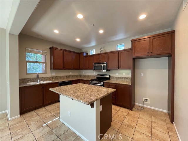 Detail Gallery Image 6 of 8 For 12466 Canal Dr #6,  Rancho Cucamonga,  CA 91739 - 3 Beds | 3/1 Baths