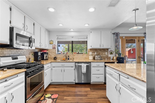 20071 Serrano, Apple Valley CA: https://media.crmls.org/medias/8869b5c7-ff9e-4269-92c0-1e1a8d0e06da.jpg