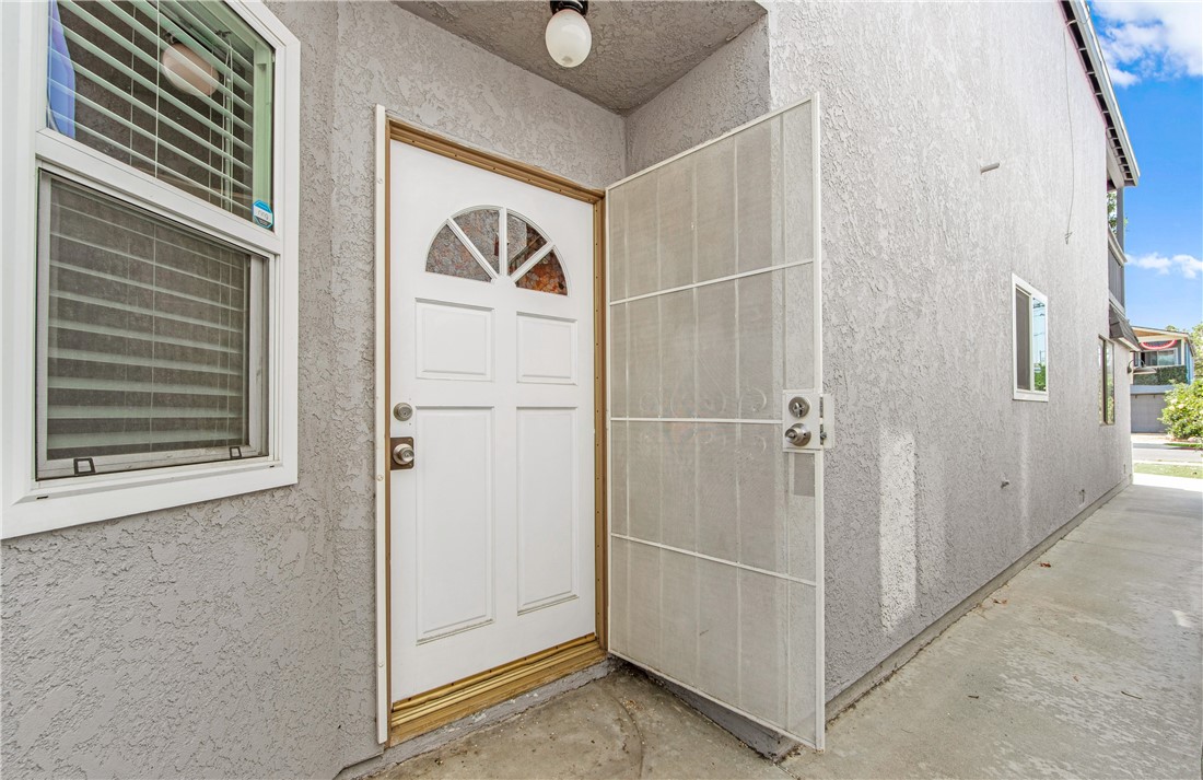 Detail Gallery Image 3 of 48 For 305 E Sunset St, Long Beach,  CA 90805 - 3 Beds | 2/1 Baths