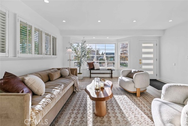 Detail Gallery Image 7 of 65 For 8372 Outland View Dr, Sun Valley,  CA 91352 - 3 Beds | 2/1 Baths