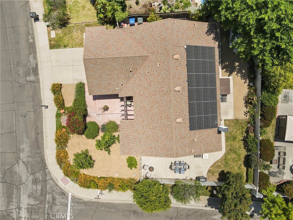 https://media.crmls.org/medias/886c03b5-b5bf-4b45-89ec-654e15093432.jpg?preset=X-Large