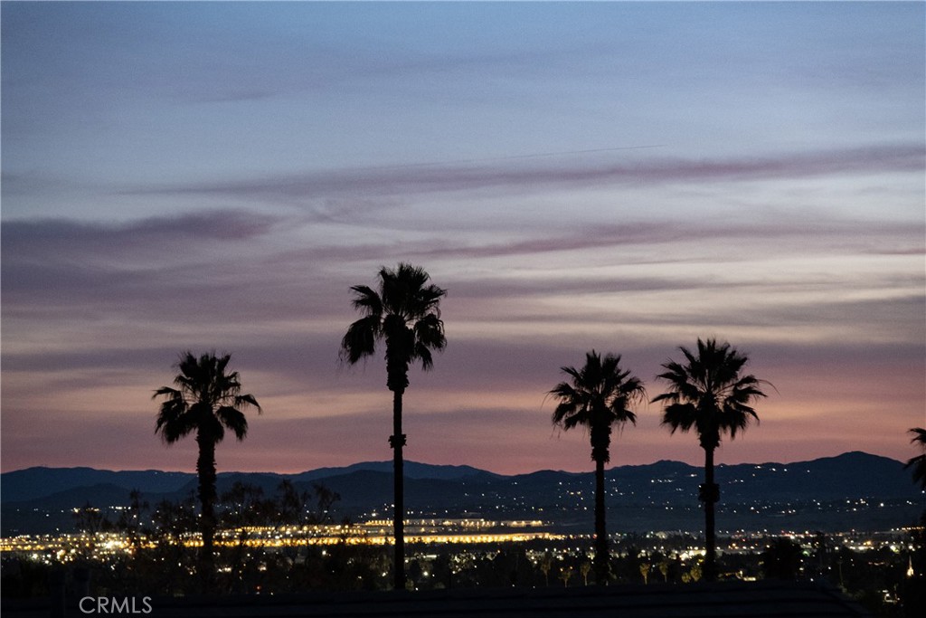 https://media.crmls.org/medias/886c58f8-ef49-47e3-9921-d5b7491fb0b4.jpg?preset=X-Large