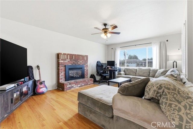 Detail Gallery Image 16 of 44 For 2410 S Locust, Visalia,  CA 93277 - 2 Beds | 1 Baths