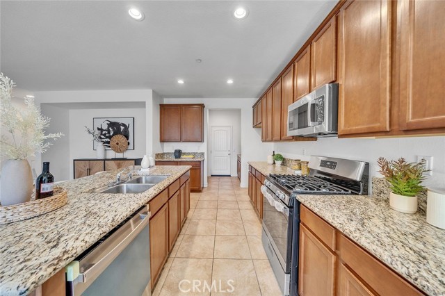 Detail Gallery Image 10 of 33 For 9370 Bistro Pl, Rancho Cucamonga,  CA 91730 - 5 Beds | 3 Baths
