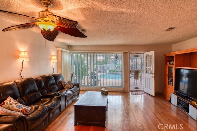 Detail Gallery Image 10 of 21 For 17048 Germain St, Granada Hills,  CA 91344 - 4 Beds | 2 Baths