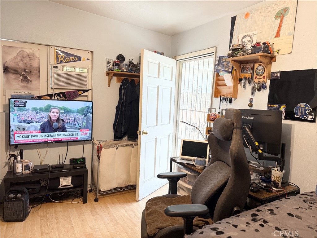 https://media.crmls.org/medias/887233d5-b2fd-4b1c-8463-17ba620f95a9.jpg?preset=X-Large