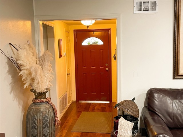 10016 Sophia Avenue, North Hills CA: https://media.crmls.org/medias/88735606-f990-4c92-9436-447fd1bdfb87.jpg