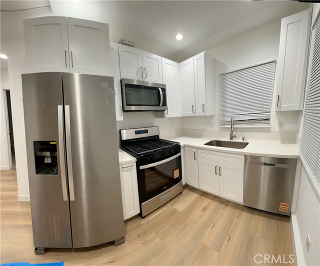 Detail Gallery Image 7 of 8 For 18658 Runnymede St., Reseda,  CA 91335 - 1 Beds | 1 Baths