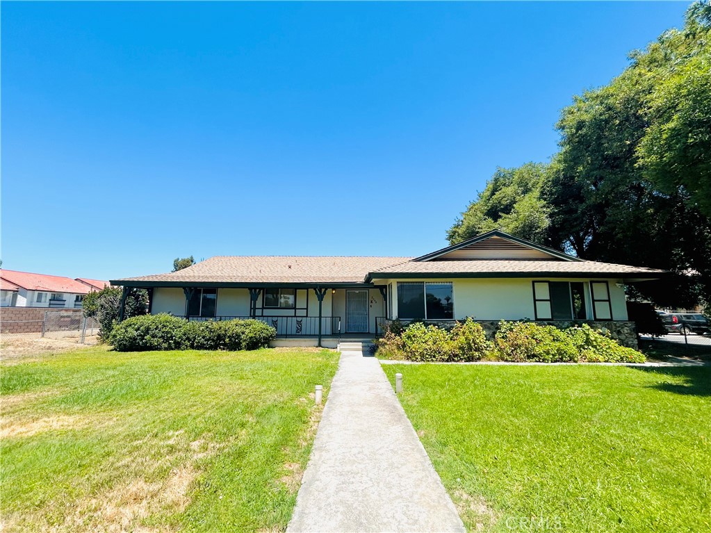2750 W Devonshire Avenue