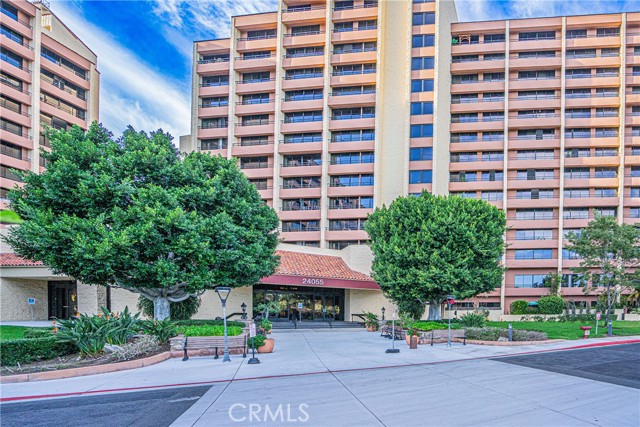 24055 Paseo Del Lago, Laguna Woods CA: https://media.crmls.org/medias/88742686-e64e-488b-b3d5-b116e98f28cb.jpg