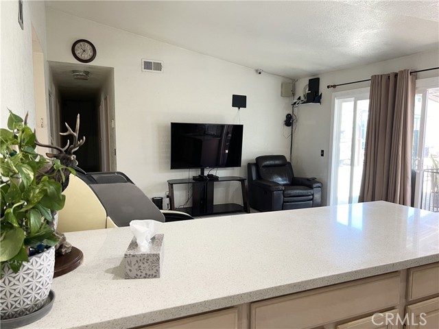 Detail Gallery Image 10 of 31 For 215 E La Verne Ave, Pomona,  CA 91767 - 4 Beds | 2 Baths