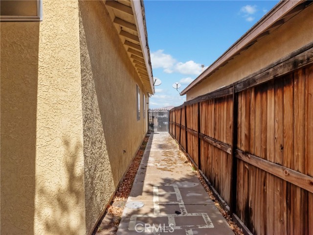 16873 Silica Drive, Victorville CA: https://media.crmls.org/medias/8878f302-76ad-429b-a133-2289372aa2ce.jpg