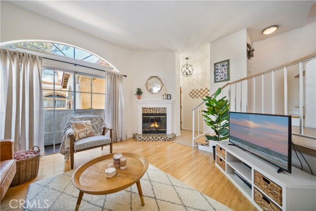 Detail Gallery Image 7 of 47 For 19950 Sherman Way Unit a a,  Winnetka,  CA 91306 - 3 Beds | 4 Baths