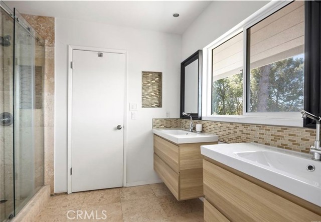 5177 Medina Road, Woodland Hills CA: https://media.crmls.org/medias/887b9590-b992-4fe5-8bad-5d5b80fd92ff.jpg