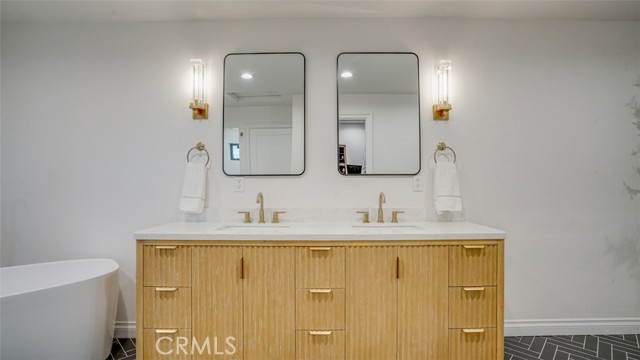 Detail Gallery Image 23 of 57 For 22914 Gershwin Dr, Woodland Hills,  CA 91364 - 5 Beds | 4/1 Baths