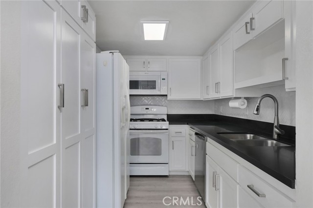 Detail Gallery Image 11 of 14 For 11818 Moorpark St #X,  Studio City,  CA 91604 - 2 Beds | 2/1 Baths