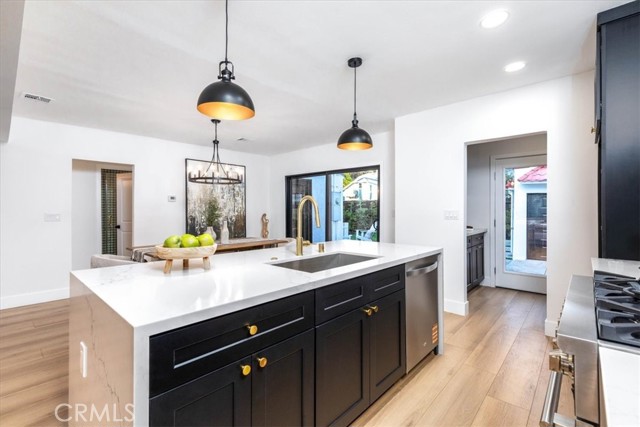 312 N Bronson Avenue, Los Angeles CA: https://media.crmls.org/medias/887e2e3f-49fb-4a43-bd80-745663532139.jpg