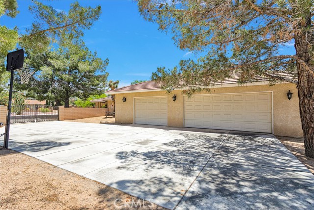 Detail Gallery Image 11 of 52 For 13606 Iroquois Rd, Apple Valley,  CA 92308 - 4 Beds | 2 Baths
