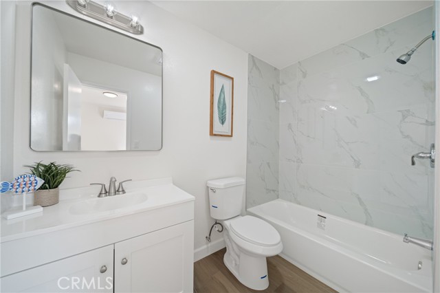 928 S Laurel St., Santa Ana CA: https://media.crmls.org/medias/8883c00c-ad5c-40de-be2c-8cf96b93269d.jpg