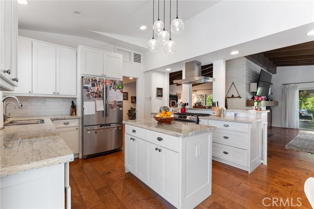 4835 Almidor Avenue, Woodland Hills CA: https://media.crmls.org/medias/8886d761-b52e-4915-8b3f-c6a93c7b100a.jpg