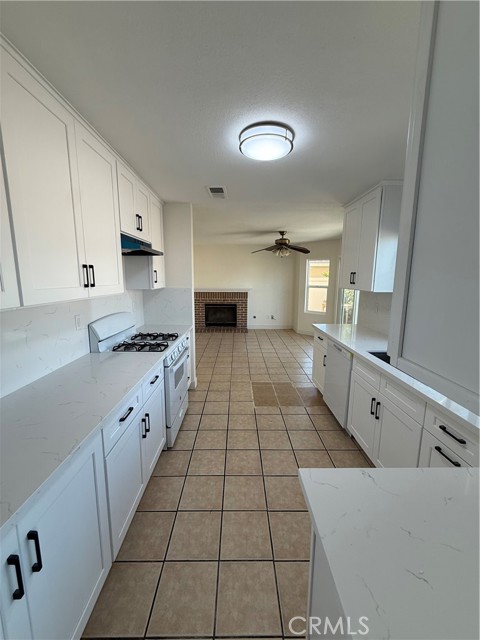 Detail Gallery Image 11 of 41 For 172 E Manchester, San Bernardino,  CA 92408 - 6 Beds | 3 Baths