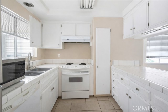 Detail Gallery Image 4 of 9 For 21135 Freeport, Huntington Beach,  CA 92646 - 2 Beds | 1 Baths