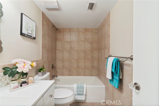 3340 Hillrose Dr, Rossmoor CA: https://media.crmls.org/medias/888ec67e-ec2a-4225-896f-cee0f404e8f7.jpg