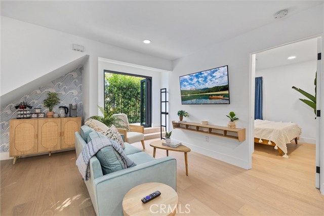 Detail Gallery Image 2 of 38 For 912 Superba Ave, Venice,  CA 90291 - 2 Beds | 2 Baths