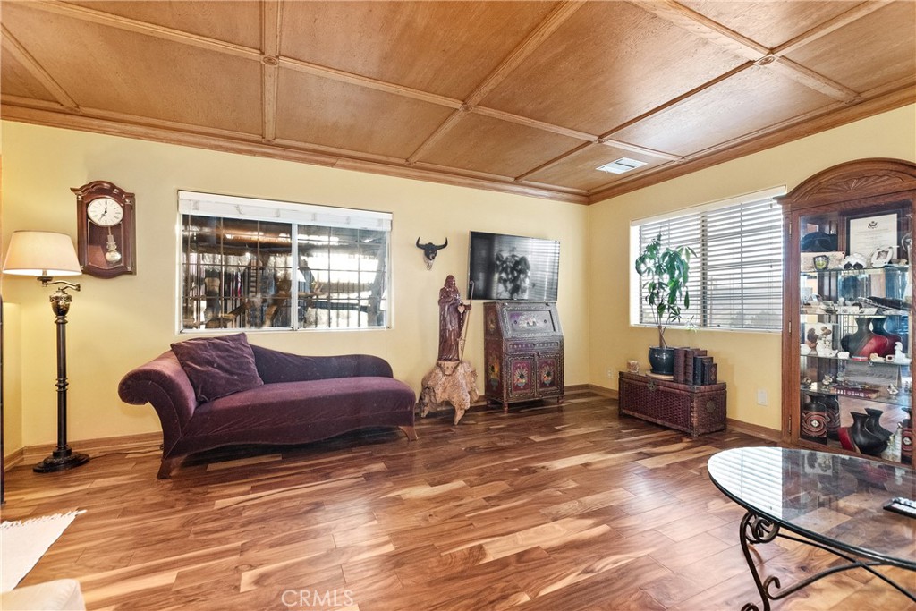 https://media.crmls.org/medias/88922c9a-ab24-41c1-8db2-fce5702e93b3.jpg?preset=X-Large