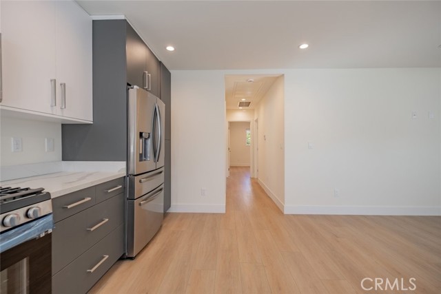 Detail Gallery Image 10 of 20 For 413 S Kenneth Rd #201,  Burbank,  CA 91501 - 2 Beds | 2 Baths