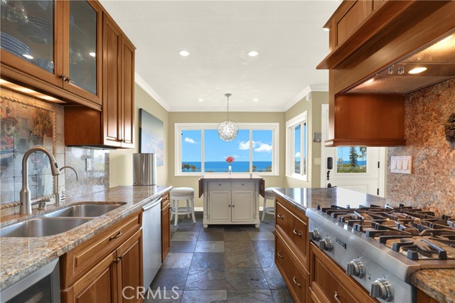 21692 Ocean Vista Drive, Laguna Beach CA: https://media.crmls.org/medias/88939a5c-2354-4bed-a175-dbebf11f1e80.jpg