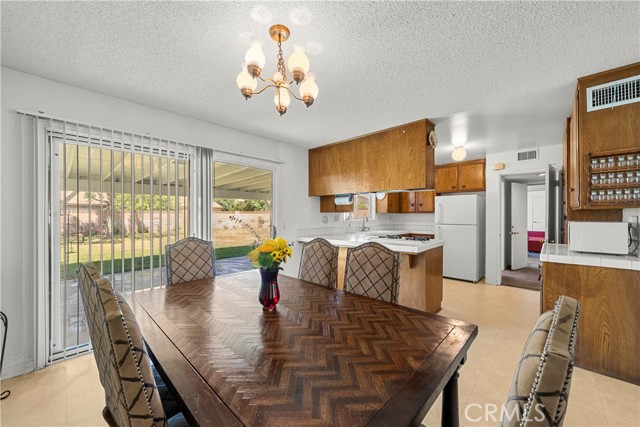 Detail Gallery Image 8 of 42 For 22337 Los Tigres Dr, Saugus,  CA 91350 - 3 Beds | 1/1 Baths