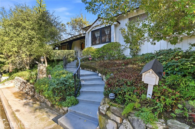 15936 Valley Wood Road, Sherman Oaks CA: https://media.crmls.org/medias/889777a0-dd12-43e0-b835-303995fccdbe.jpg