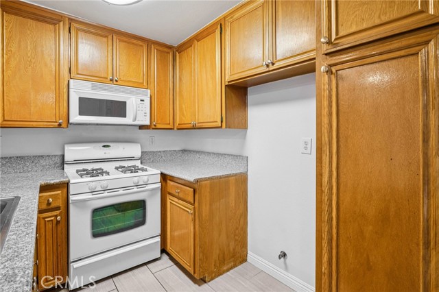 Detail Gallery Image 13 of 27 For 11162 Camarillo St #206,  –,  CA 91602 - 2 Beds | 2 Baths