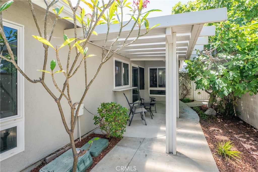 https://media.crmls.org/medias/8897feb1-074c-440c-a064-2cd92faaf059.jpg?preset=X-Large