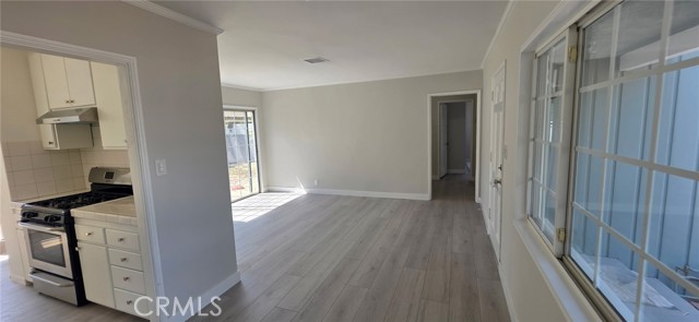 Detail Gallery Image 5 of 12 For 17606 Bessemer, Encino,  CA 91316 - 3 Beds | 1 Baths