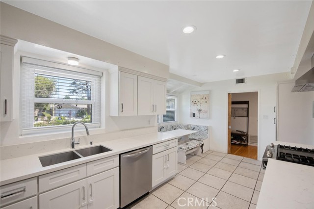 Detail Gallery Image 9 of 28 For 23818 Oxnard St, Woodland Hills,  CA 91367 - 3 Beds | 3 Baths