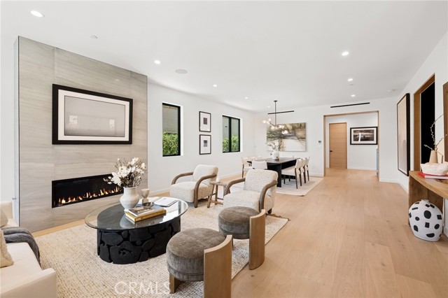 555 N Plymouth Boulevard, Los Angeles CA: https://media.crmls.org/medias/889e59ee-002e-460f-bc60-1ba662aea011.jpg