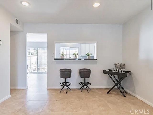 Detail Gallery Image 11 of 23 For 19110 Kittridge St #5,  Reseda,  CA 91335 - 3 Beds | 1/1 Baths