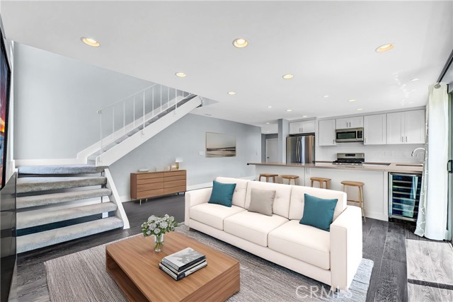 Detail Gallery Image 13 of 34 For 20291 Bancroft Cir, Huntington Beach,  CA 92646 - 4 Beds | 2/1 Baths